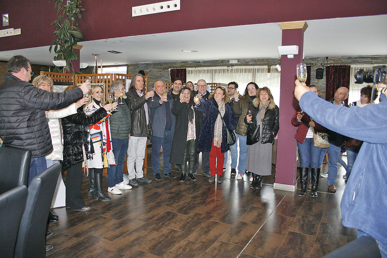 El alcalde y el pintor local brindando